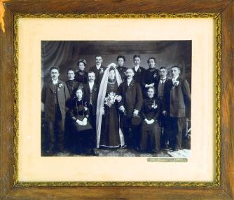 Das Foto dieser Brautgruppe vom Hof Meierhenrich aus Sommersell (Kreis Lippe) entstand um 1910.<br>Repro: LWL<br />