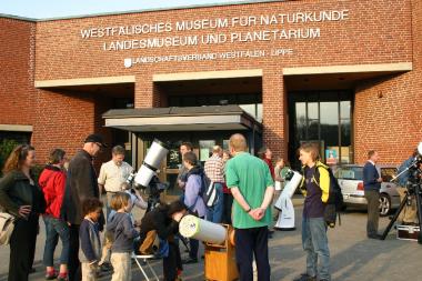 Aktionen zur Langen Nacht finden nicht nur im Naturkundemuseum selbst, sondern auch schon auf dem Museumsvorplatz statt.<br>Foto: LWL/Knoche<br />