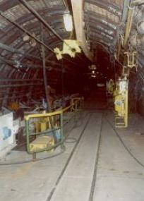 Das Foto zeigt den 2003 fertiggestellten Lehrstollen der Zeche Ewald-Fortsetzung, der die Situation einer Bandstrecke im Untertagebau darstellt. Von hier wurde die Kohle zur Ladestelle befördert.