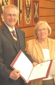 Dr. Wolfgang Kirsch erhält die Ernennungsurkunde von LWL-Parlamentspräsidentin Maria Seifert. <br>Foto: LWL <br />