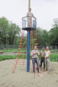 Ein junger Besucher als ¿Pionier¿ auf dem neuen Piratenmast. Mitarbeiter der Volkshochschule legen letzte Hand an. 