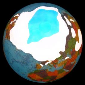 Einer der sechs Globen von Ingo Günther zeigt die größte Ausdehnung des Eises vor rund 20.000 Jahren. <br/>Foto: LWL/Günther