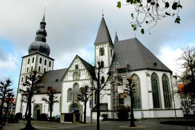 Die Große Marienkirche in Lippstadt (Kreis Soest) aus dem 13. Jahrhundert in ihrem neuen Putz- und Farbkleid, das sie 1990-96 aus konservatorischen Gründen erhielt.      Foto: LWL/Sigrist