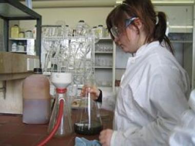 Die Auszubildende Miriam Holst bei der Vorbereitung einer Edelmetallanalyse.   Foto: TBS1.