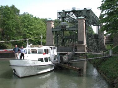 Museumsleiter Herbert Niewerth und Kapitän Claudius Kalka freuen sich auf viele Väter am 25. Mai 2006.