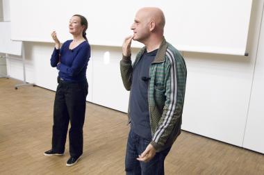 Der ¿Vorspann¿ hat begonnen: In den nächsten Wochen stellen sich Künstler der skulptur projekte münster 07 in der Kunstakademie vor. Eva Meyer und Eran Schaerf (Foto) machten am Dienstag den Anfang. <br>Foto: Roman Mensing/SP07 <br />