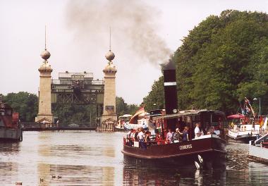 Museumsleiter Herbert Niewerth und Kapitän Claudius Kalka bieten zu Pfingensten Schiffsrundfahrten mit dem Fahrgastschiff ¿Henrichenburg¿ und kostenlose Führungen im Alten Schiffshebewerk.