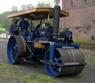 Nicht nur die Modelle auf dem Wasser des Muse-umshafens, auch die Landfahrzeuge machen Dampf: der Dampftraktor von Kurt Winkler. Foto:privat 