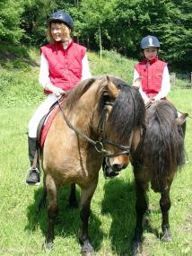 Andrea Oedekoven (l.) und die neunjährige Jennifer Oedekoven auf Bimbo und Alphart. <br/>Foto: LWL