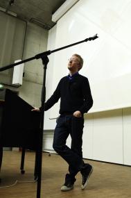 Der britische Künstler Martin Boyce, Teilnehmer von skulptur projekte münster 07, gab beim ¿Vorspann¿ in der Kunstakademie Einblick in sein Werk.<br>  Foto: Roman Mensing/SP07<br />