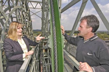 Museumsleiterin Dr. Ulrike Gilhaus und Werkstattleiter Willi Marten begutachten das neue Seil auf dem Zollern-Fördergerüst.<br>Foto: LWL/Holtappels<br />