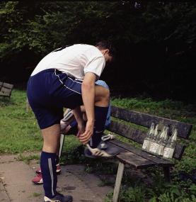 Fußball ohne Ball: Pausenszene beim SuS Niederbonsfeld. Aus der Ausstellung ¿Sportrevier¿.  <br>Foto: Lohmann<br />