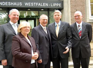 Innenminister Dr. Ingo Wolf (2.v.r.) verabschiedete den scheidenden Landesdirektor Wolfgang Schäfer (r.) und führte den neuen LWL-Chef Dr. Wolfgang Kirsch (3.v.r.) in sein Amt ein. Mit ihm freuen sich die Vorsitzende der Landschaftsversammlung Maria Seifert und der erste Landesrat Dr. Ulrich Predeick. Foto: LWL 
