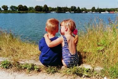 Am Kanal werden schon früh Freundschaften geknüpft. <br>Foto: Brigitte Kraemer<br />
