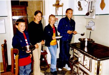 Kinder kochem im Arbeiterhaus am Kohleherd. <br>Foto: LWL<br />