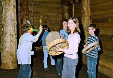 BU Ferienprogramm: Die selbsthergestellten Masken kommen im Planken-haus des Naturkundemuseums bei Musik und Tanz zum Einsatz.<br>Foto: LWL/Thomas<br />