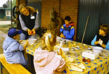 Kinder filzen Wollbälle.  Foto: LWL