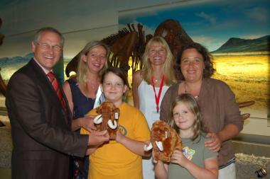 LWL-Direktor Dr. Wolfgang Kirsch (links) begrüßt die 30.000ste Besucherin in der Klima-Ausstellung: Amrei und Lilith Vollmerhaus, Dr. Barbara Rüschoff-Thale und Claudia Eiselt mit Tochter Ronja (v.l.).<br/>Foto: LWL