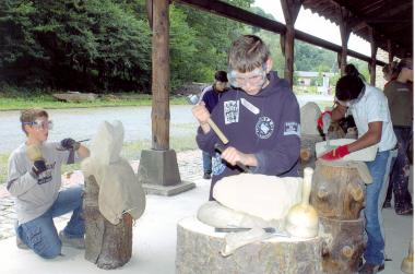 Kinder fertigen ihre ersten Steinskulpturen an. Foto: LWL