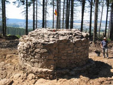 Der zwei Meter hoch erhaltene Turmstumpf war aus Bruchsteinen errichtet worden.  Foto: LWL/Leder.