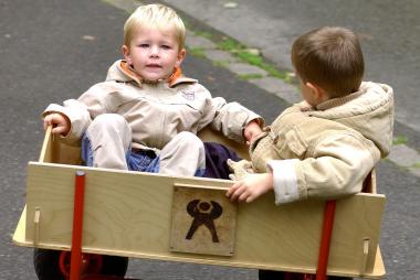 So bequem kann man im Bollerwagen durchs Hagener LWL-Freilichtmuseum kommen. Foto: LWL