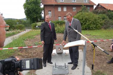 Minister für Arbeit, Gesundheit und Soziales NRW Karl-Josef Laumann und LWL-Direktor Dr. Wolfgang Kirsch bei der Grundsteinlegung am Westfälischen Therapiezentrum Marsberg ¿Bilstein.<br>Foto: LWL<br />