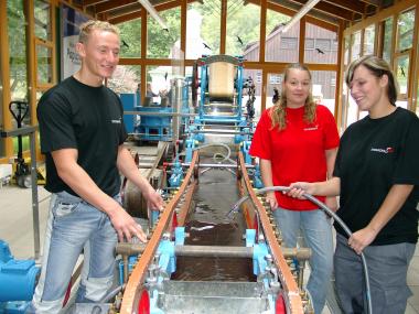 Beim Tag des Papiers im LWL-Freilichtmuseum zeigen Stora-Auszubildende die Papiermaschine in Betrieb.<br>Foto: LWL<br />