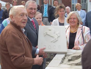 LWL-Direktor Dr. Wolfgang Kirsch (2. v. l.) bei der Grundsteinlegung des LWL-Pflegezentrums Münster mit Herrn Alfons Müller, Bewohner des Westfälischen Pflegezentrums, Luise Lohmann, Stationsleiterin und Frau Maria Seifert, Vorsitzende der Landschaftsversammlung (v. l.). <br>Foto: LWL<br />