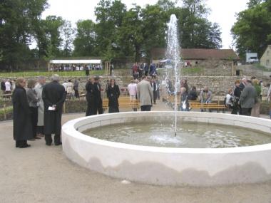Seit der Einweihung des wiederhergestellten Konventgartens am Pfingstmontag diesen Jahres sprudelt wieder die Fontäne des neuen, alten Brunnens.<br>Foto: LWL/Gerbaulet<br />