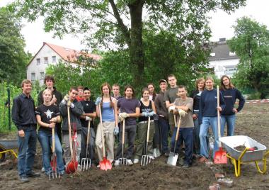Museumsleiter Dietmar Osses begrüsst die Teilnehmer des internationalen Jugend-Workcamps. <br>Foto: LWL<br />