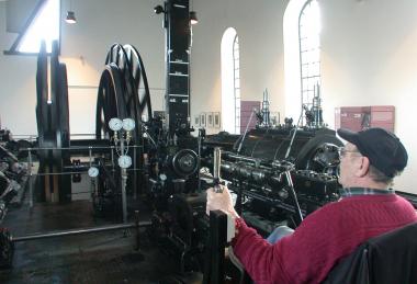 Das große Schwungrad der historischen Dampfmaschine dreht sich regelmäßig beim Museumsfest auf Nachtigall. <br>Foto: LWL<br />