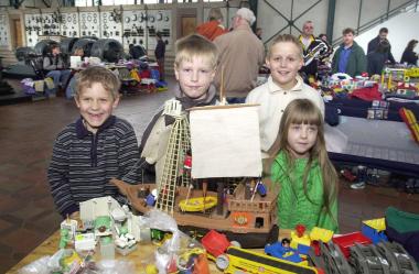 Beim Flohmarkt in der historischen Maschinenhalle auf Zollern II/IV können Museumsgäste Schnäppchen machen. <br> Foto: LWL<br />