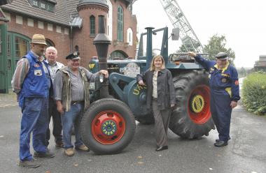Jürgen Stenuf (v. l.), Artur Rohleder, Werner Waldminghaus, Ulrike Gilhaus und Herrmann von Grebe mit dem Ursus Bulldog auf dem Gelände der Zeche Zollern II/IV. <br>Foto: LWL<br />