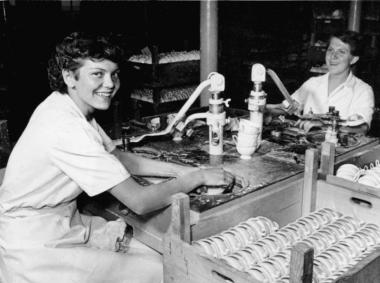 Porzellan-Schleiferinnen, Selb, um 1955. <br> Foto: Europäisches Industriemusem für Porzellan<br />