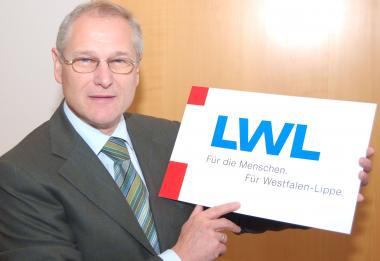 LWL-Direktor Dr. Wolfgang Kirsch mit dem zukünftigen Logo des Landschaftsverbandes. <br>Foto: LWL<br />