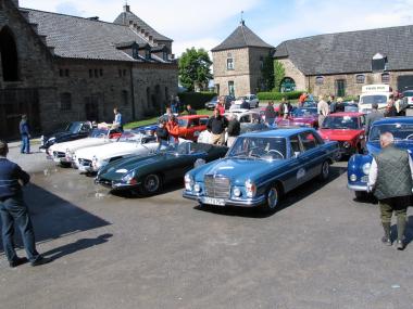 50 Oldtimer machen bei der Schätzchen-Rallye Station im LWL-Industriemuseum Altes Schiffshebewerk Henrichenburg.<br>Foto: privat <br />
