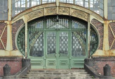Das Jugenstil-Portal machte die Maschinenhalle berühmt. Über 100 Jahre Lebenszeit haben deutliche Spuren hinterlassen.   Foto: LWL/Holtappels