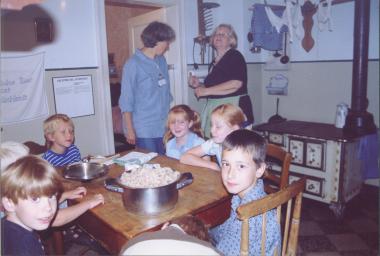 Lecker! Nach der Kartoffelernte wird in der Arbeiterhaus-Küche gemeinsam gekocht.<br>Foto: LWL<br />