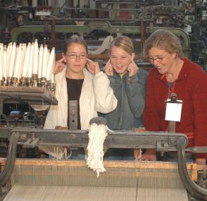Ohren zu! Viel Lärm machen die Webstühle im LWL-Textilmuseum Bocholt.           Foto: LWL/Holtappels