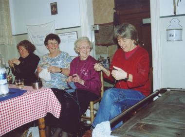 Spaß beim Socken-Stricken: In der Arbeiterküche des LWL-Textilmuseums startet am 11. Oktober der nächste Kurs. 	   Foto: LWL