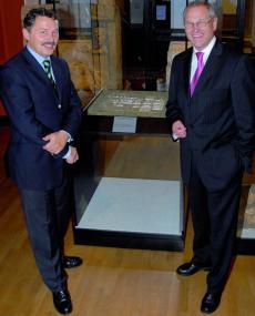 LWL-Direktor Dr. Wolfgang Kirsch (rechts) und LWL-Museumsleiter Dr. Rudolf Aßkamp vor dem Modell des Halterner Römerlagers in Berlin.<br>Foto: Nickolaus<br />