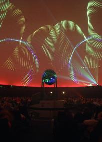 2,7 Millionen Besucher haben in den letzten 25 Jahren das LWL-Planetarium besucht, um zum Beispiel eine Lasershow mit dem neuen Projektor zu sehen.    Foto: LWL/Emmerich     