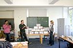 Ein südkoreanischer Kameramann schaut Lehrer Markus Serrano dabei über die Schulter wie er der Teilnehmerin Iris Thissen-Gappel in einer Präsenzeinheit Wissen zum Thema Wahrnehmung und Bewegung vermittelt. Foto: LWL