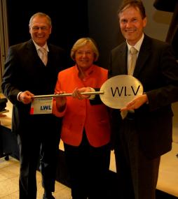 LWL-Direktor Dr. Wolfgang Kirsch, Vorsitzende der Landschaftsversammlung Maria Seifert und Schulleiter Josef Köjer bei der Einweihung des Neubaues der Moritz-von-Büren-Schule in Büren (v. l.). <br>Foto: LWL<br />