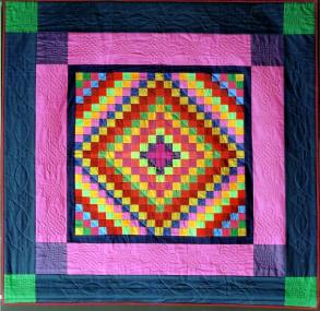 Auch farbenfrohe Patchwork-Decken werden beim Textilmarkt in Gernheim angeboten. <br>Foto: LWl<br />