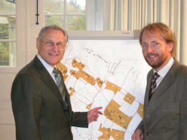 LWL-Direktor Dr. Wolfgang Kirsch und LWL-Museumsleiter Dr. Jan Carstensen widmeten sich unter anderen Themen dem Bebauungsplan für das LWL Freilichtmuseum Detmold.<br>Foto: LWL<br />