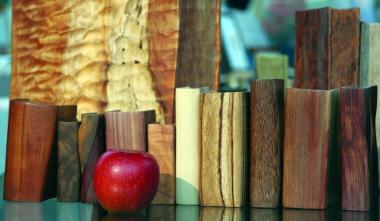 Buchstützen aus Holz fertigt Ivon Illmer aus Osnabrück an. Er gehört zu den 36 Ausstellern beim Kunsthandwerkermarkt auf Zollern. Foto: LWL