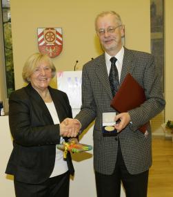 LWL-Präsidentin Maria Seifert händigte Herrn Prof. Dr. Rüdiger Robert die Freiherr-vom-Stein-Medaille in Gold aus, die höchste Auszeichnung des LWL (v. l.).<br>Foto: LWL/Emmerich<br /> 