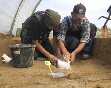 Fragile Metallfunde ¿ hier in einem frühmittelalterlichen Körpergrab ¿ werden auf der Grabung eingegipst, dann geborgen und in den Restaurierungswerkstätten freigelegt. <br>Foto: S. Deiters.<br />