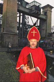 ¿Nikolaus¿ Horst Borrieß, ev. Schif-ferpastor, unterhält Erwachsene beim besinnlichen Abend im LWL-Industriemuseum Schiffshebewerk Henrichenburg.<br>Foto: LWL<br />